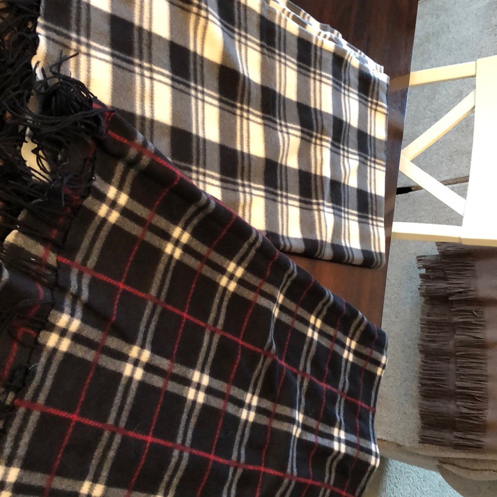 2 fleece scarves